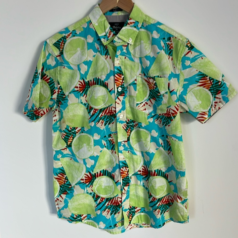 Tilly’s ARTISTRY IN MOTION Limes Button Up Mens Shirt size Small slim fit